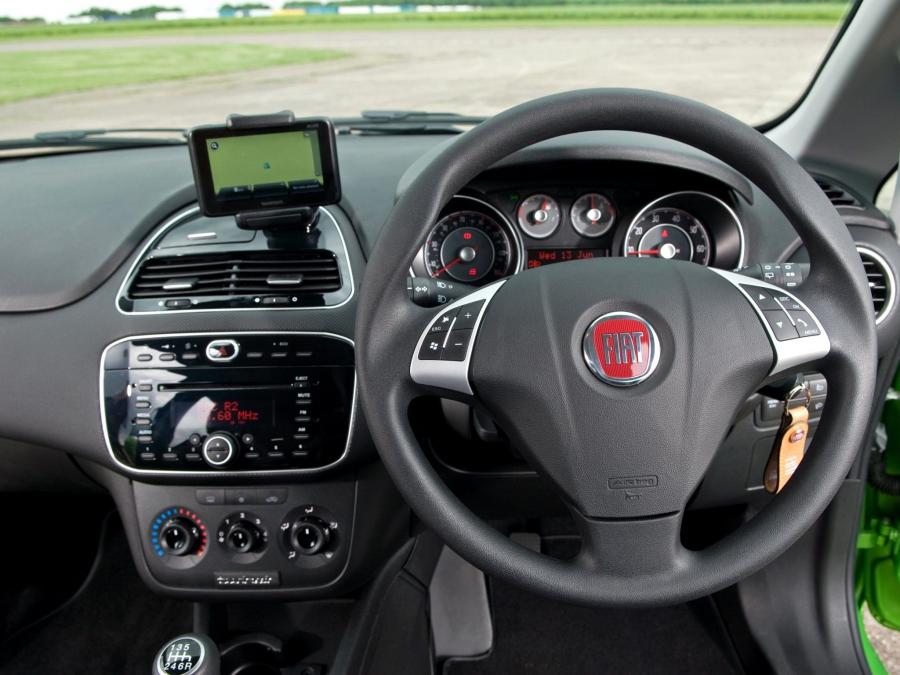  Fiat Punto TwinAir 5-Door 2012 года  (UK) (фото 3 из 12)